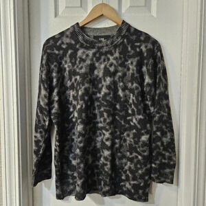 LINE ANIMAL PRINT SWEATER